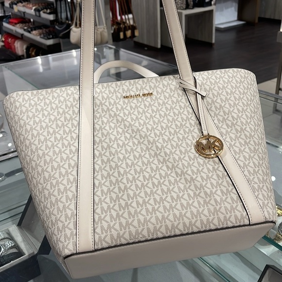 MICHAEL KORS
Pratt Large Signature Logo Tote Shoulder Bag
COLOR LIGHT CREAM
NWT - Picture 8 of 16